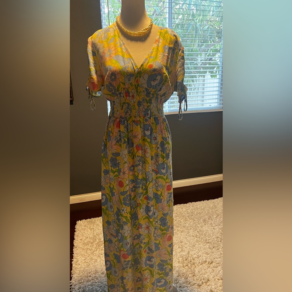 Bar III Maxi Floral Print Dress with V neck Design. In EUC. Size M